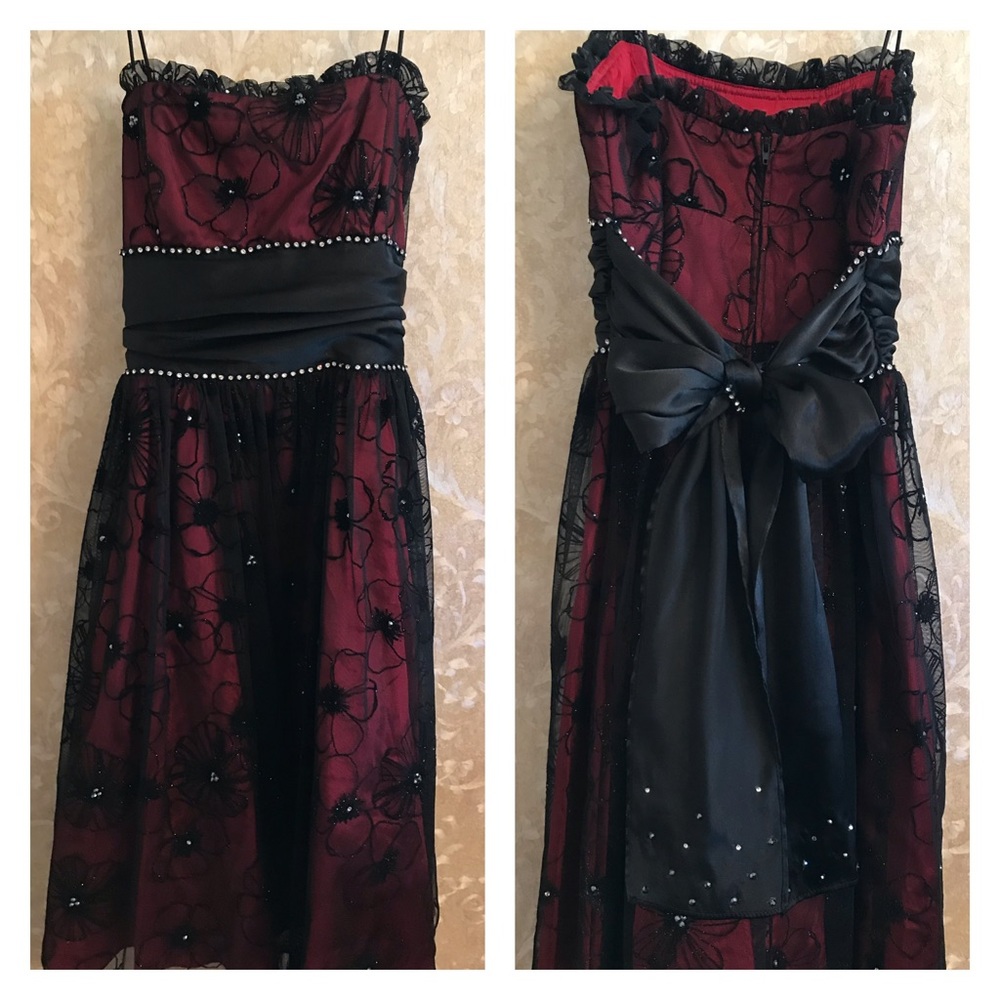 So pretty! Maroon/black party dress
